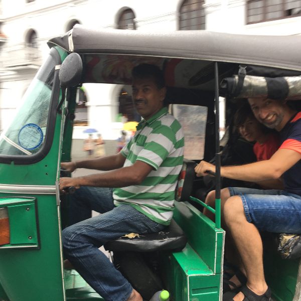 Voyager en famille avec ses enfants, c'est découvrir un autre mode de vie comme les tuk-tuk